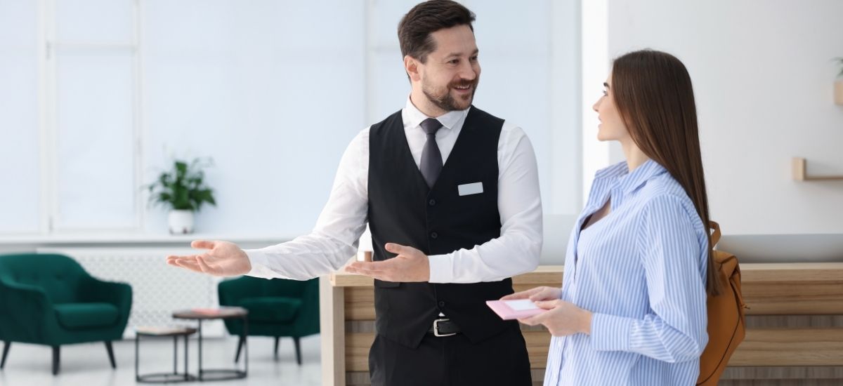 qrun-hotel-bristol-lobby Well-appointed Bristol hotel lobby reception desk welcoming arriving guests