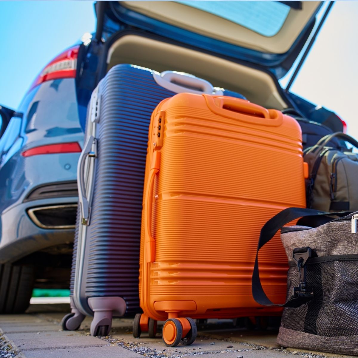 qrun-hotel-pickups-drops-featured Private hire car outside a hotel with luggage being loaded