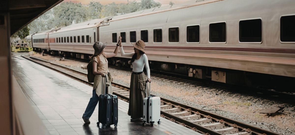 qrun-train-station-arrival-passenger